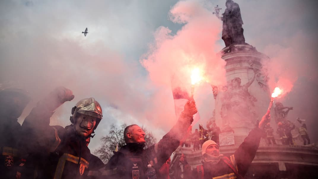 В Париже спасатели протестовали против плохих условий труда