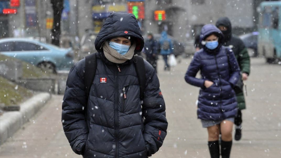 Люди в медицинских масках, Киев, 9 марта 2021 года