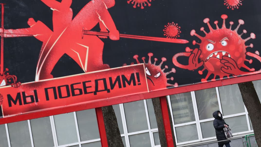 Плакат із карикатурним зображенням коронавірусу та напис «Ми переможемо» у Мінську, Білорусь, 18 квітня 2020 року