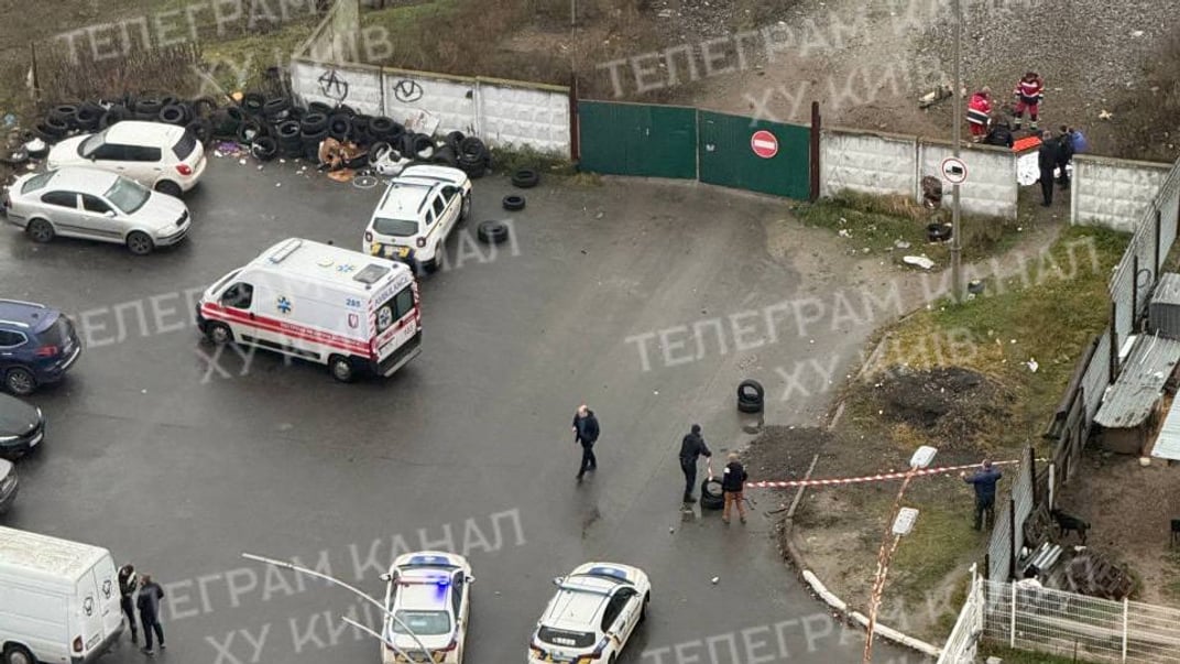 Правоохоронці та медики на місці вибуху в Києві