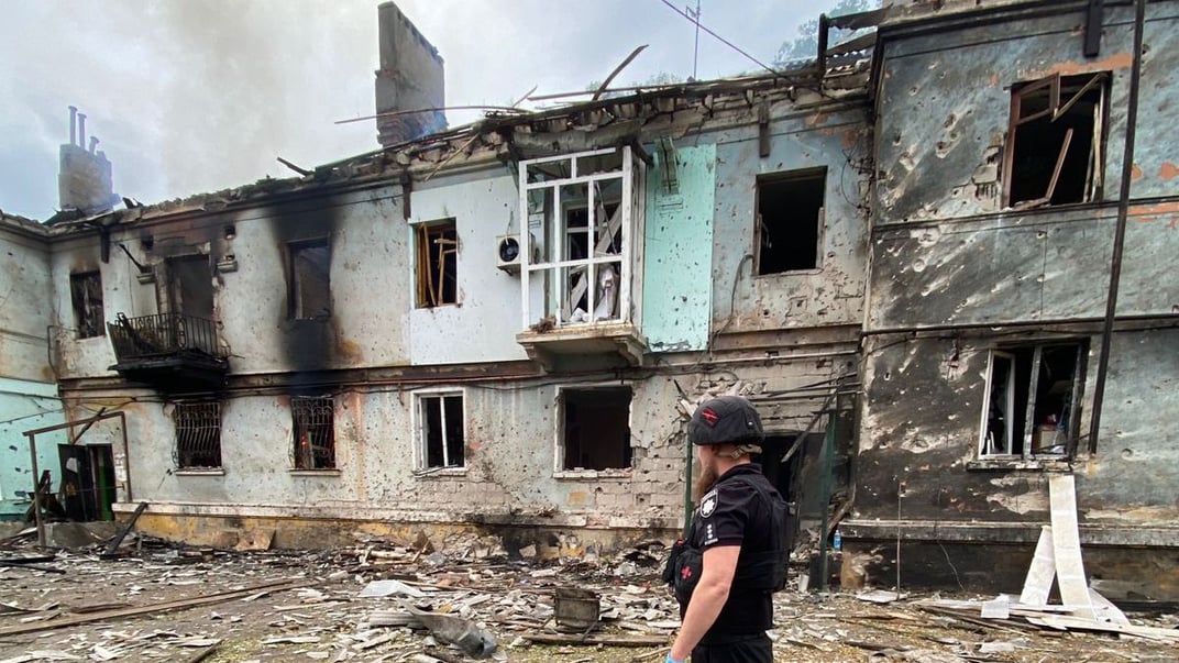 Полицейский возле здания, поврежденного в Константиновке российским авиаударом 18 сентября