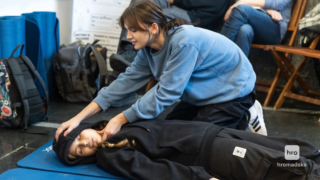 Віка і Марія прийшли на тренінг з домедичної допомоги, щоб навчися базовим навичкам