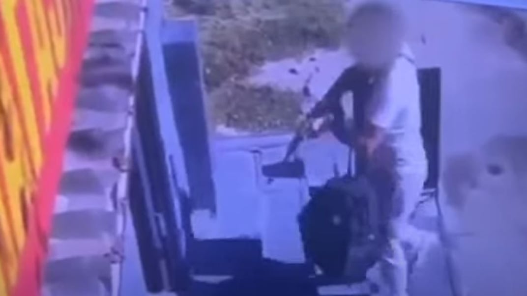 Мужчина с автоматом заходит в магазин в Киевской области, 22 сентября 2024 года