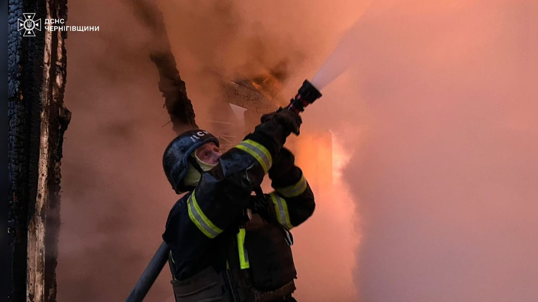 Чрезвычайник работает на месте атаки в Черниговской области, 6 декабря 2025 года
