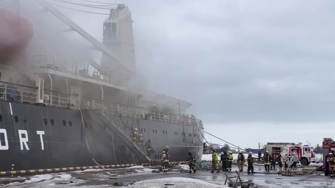 Пожежники гасять займання на криголамі «Єрмак», Санкт-Петербург, 29 лютого 2024 року