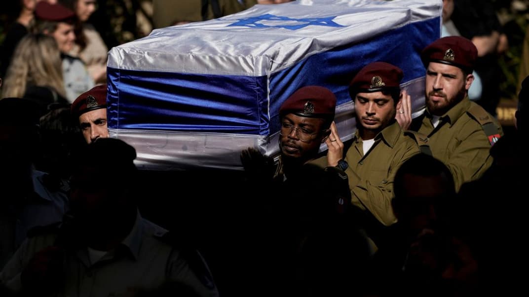 Ізраїльські солдати несуть труну 25-річного старшого сержанта Гала Меїра Айзенкота, який загинув у боях в Газі. Військове кладовище в Герцлії в Ізраїлі, 8 грудня 2023 року.