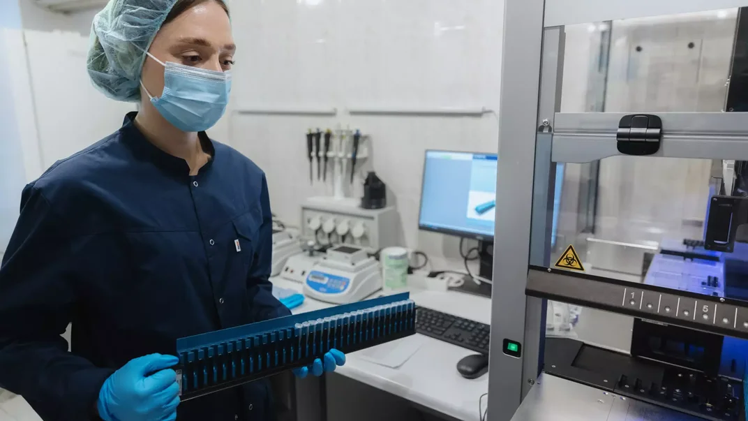 Фото ілюстративне. Робота експертів у лабораторії