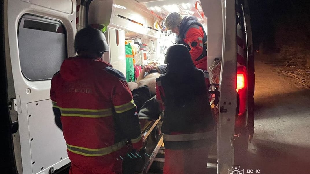 Медики оказывают помощь пострадавшему в результате российских обстрелов