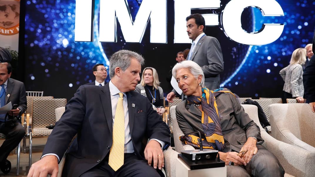 Рада директорів Міжнародного валютного фонду затвердила нову кредитну програму для України (на ілюстративному фото — керуюча директорка Міжнародного валютного фонду Крістін Лагард (R) та член Ради директорів МВФ Девід Ліптон (ліворуч) перед засіданням комитету МВФ в штаб-квартирі у Вашингтоні, округ Колумбія, США, 14 Жовтень 2017 року)