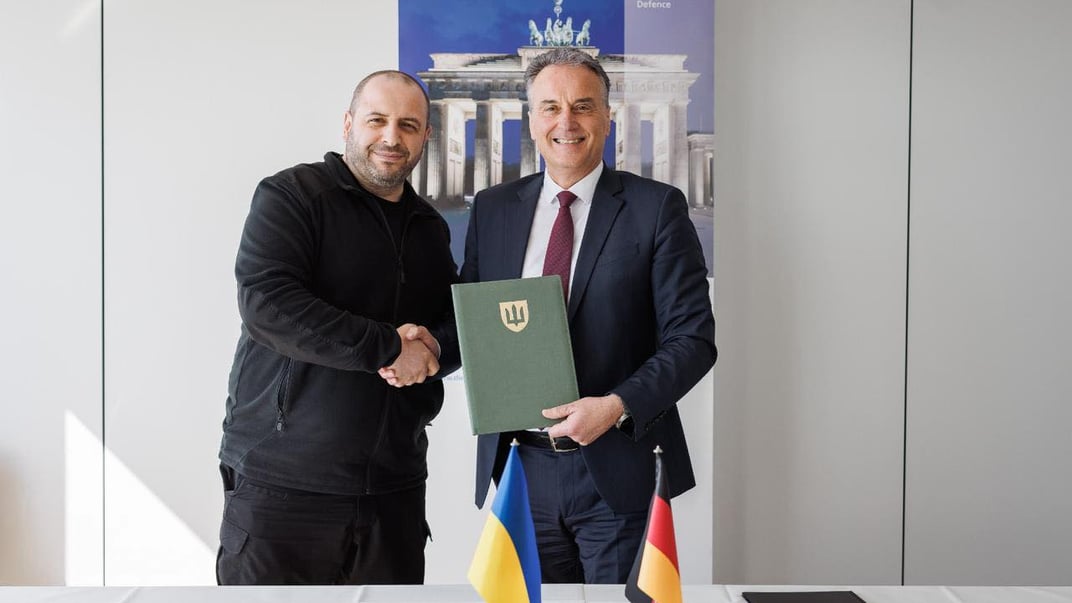 Министр обороны Украины Рустем Умеров и представитель немецкой оборонной компании Diehl Defence