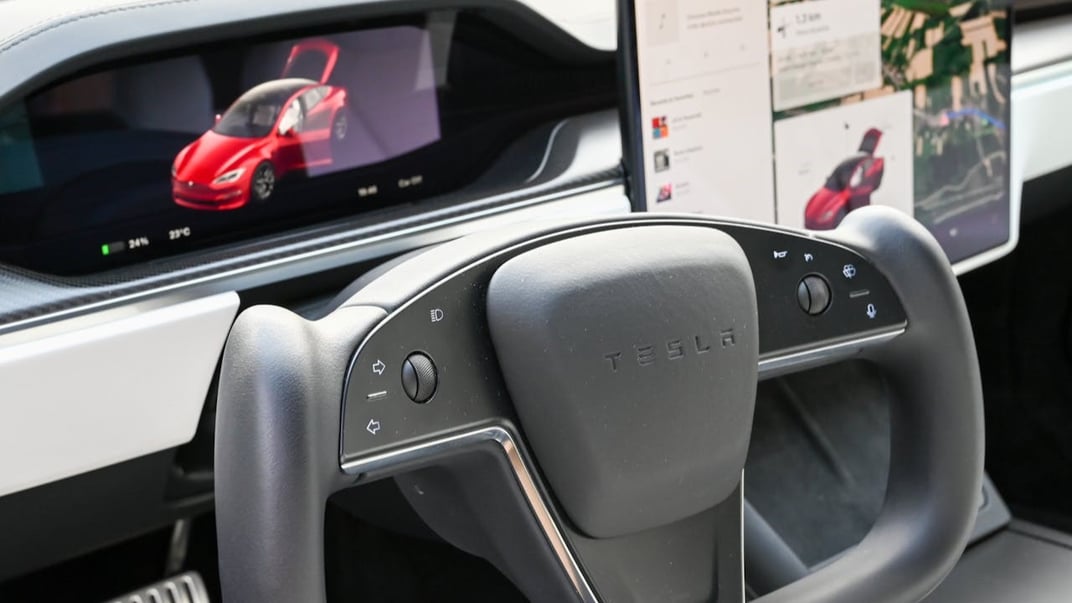 Ілюстративне фото. Кермо в електромобілі Tesla