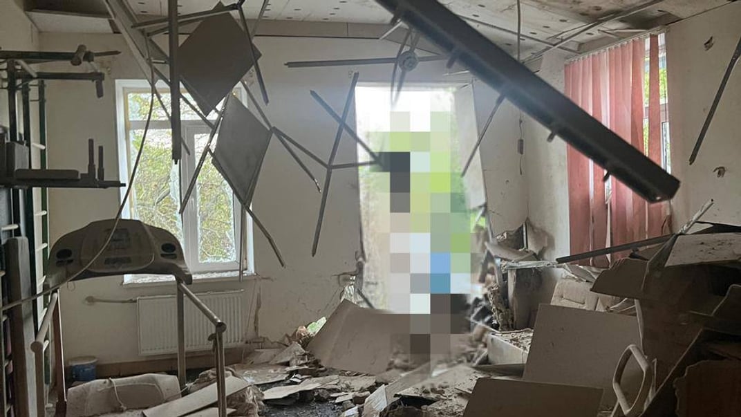 Последствия удара по гериатрическому центру в Херсоне