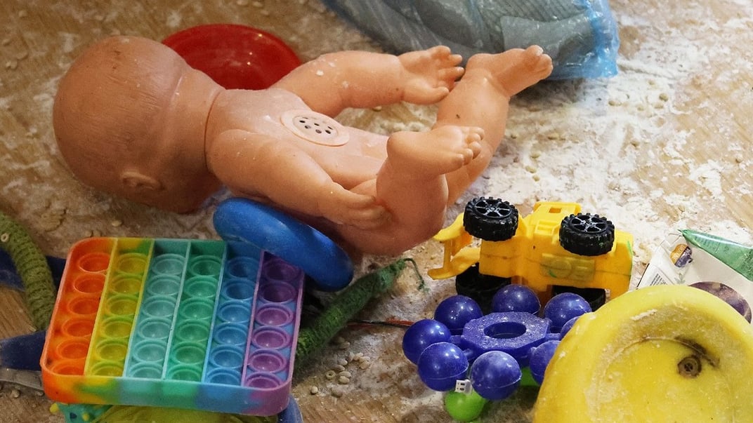 Іграшки дітей, які, попередньо, померли внаслідок отруєння чадним газом у Миколаєві Іграшки дітей, які, попередньо, померли внаслідок отруєння чадним газом у Миколаєві