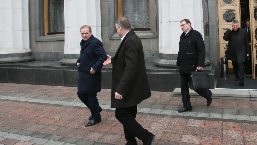 Народний депутат України Юрій Іванющенко (ліворуч) біля будівлі Верховної Ради, Київ, 5 квітня 2013 року