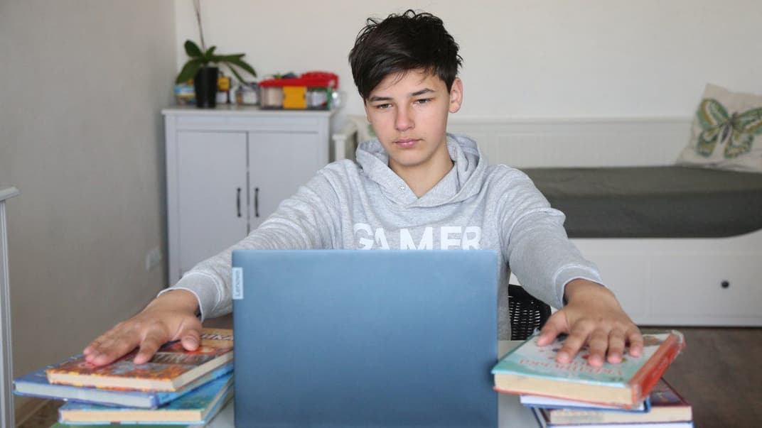 Учень навчається вдома під час карантину в Києві, 27 квітня 2021 року