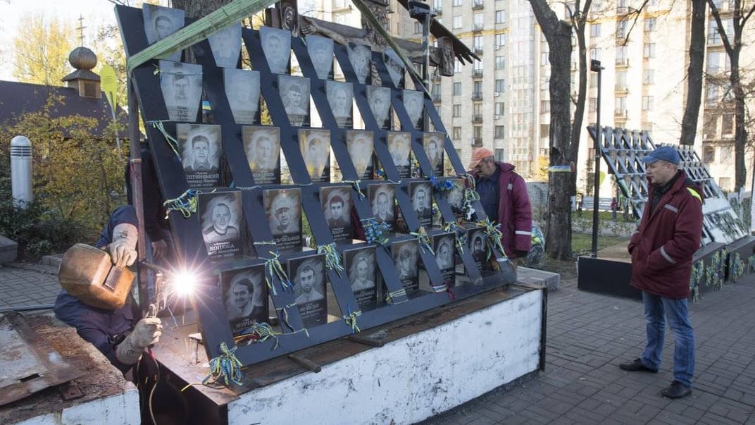 Демонтаж Меморіалу пам'яті Героїв Небесної Сотні на вулиці Інститутській в Києві, 7 листопада 2018 року.