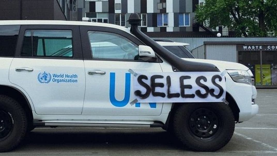 Фотограф Иосиф Гусак приклеил плакат с надписью Useless («Бесполезная») на машину миссии ООН