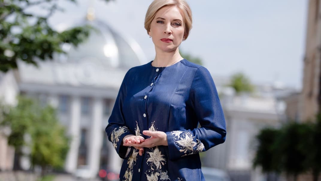 Народна депутатка Ірина Верещук позує на фоні будівлі Верховної Ради