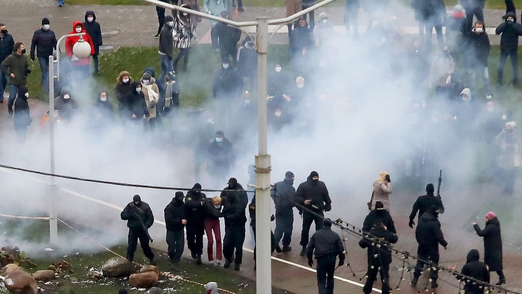 Білоруські силовики затримали демонстранта під час мітингу проти уряду та самопроголошеного президента Олександра Лукашенка, Мінськ, 22 листопада 2020 року