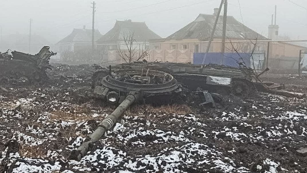 Разбитая военная техника на территории села Волноваха Донецкой области