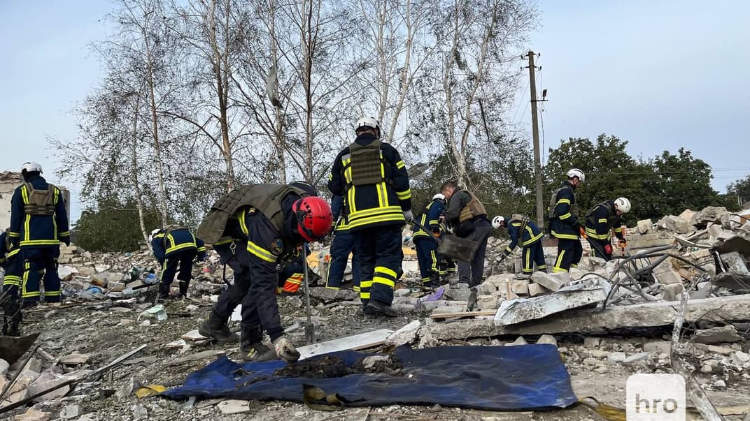 Рятувальники працюють на місці російської атаки в селі Гроза на Харківщині, 6 жовтня 2023 року