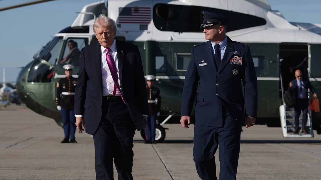 Президент США Дональд Трамп на авіабазі Ендрюс у США
