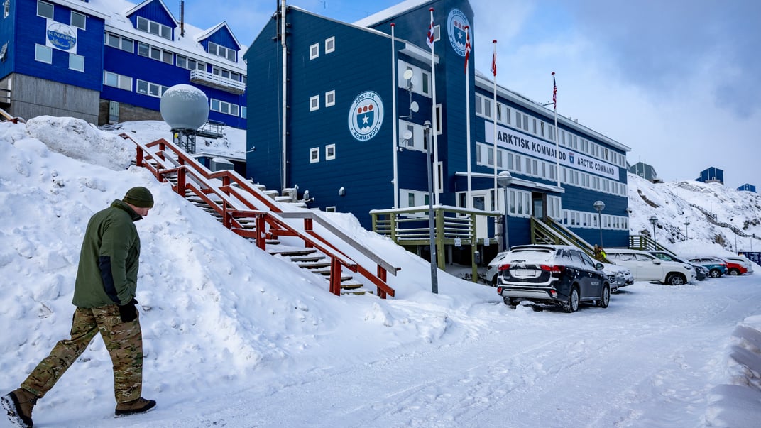 Данський солдат іде перед штаб-квартирою Об'єднаного арктичного командування в місті Нуук, Гренландія, 4 березня 2025 року