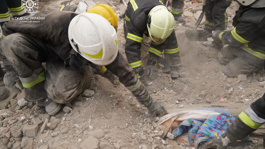Спасатели разбирают завалы после российского ракетного удара по Золочевскому району Львовской области, где погибли 5 человек, 9 марта 2023 года