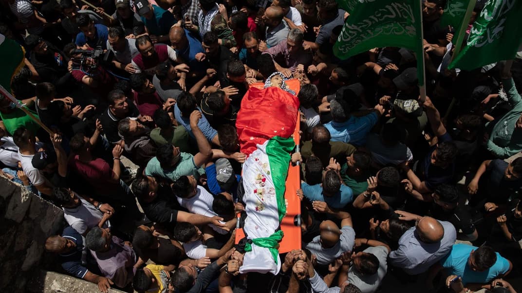 Палестинці несуть тіло Рашида Абу Арра, який був убитий в сутичках із ізраїльськими силами, під час його похорону в селі Акаба біля міста Тубас на Західному березі, 12 травня 2021 року.