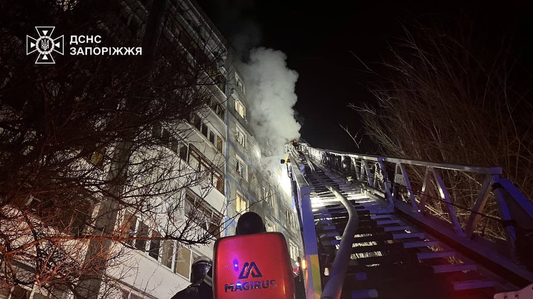 российский дрон влетел в многоэтажку в Запорожье, 27 февраля 2024 года