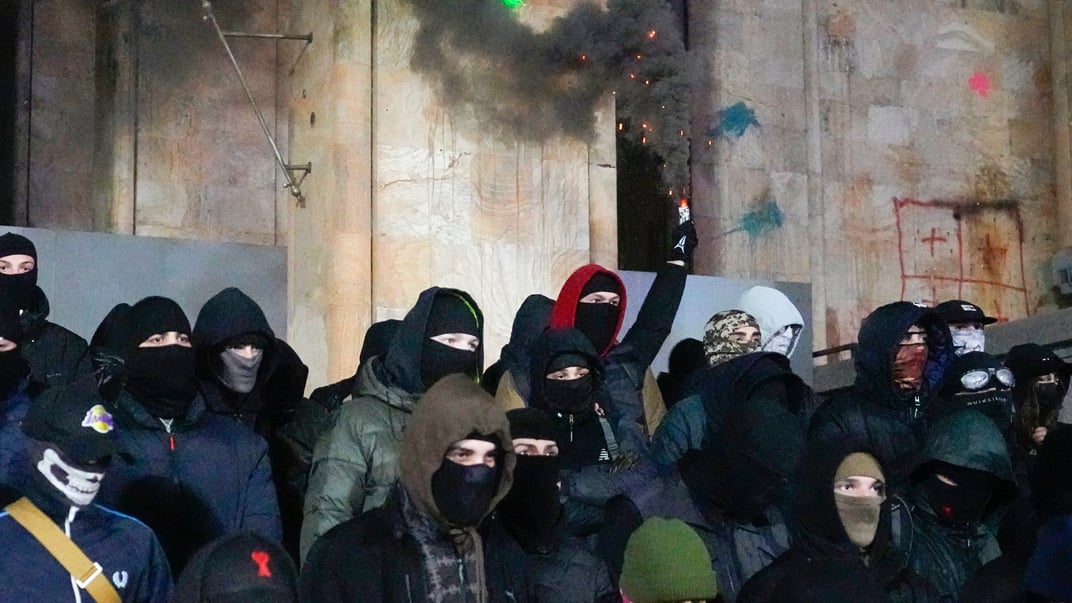 Демонстранты митингуют возле парламента Грузии в знак протеста против решения правительства приостановить переговоры о вступлении в Европейский Союз, Тбилиси, 8 декабря 2024 года