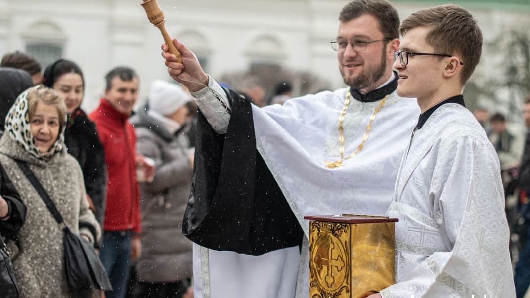 Во дворе Успенского собора освящают пасхальные корзинки, 16 апреля 2023 года
