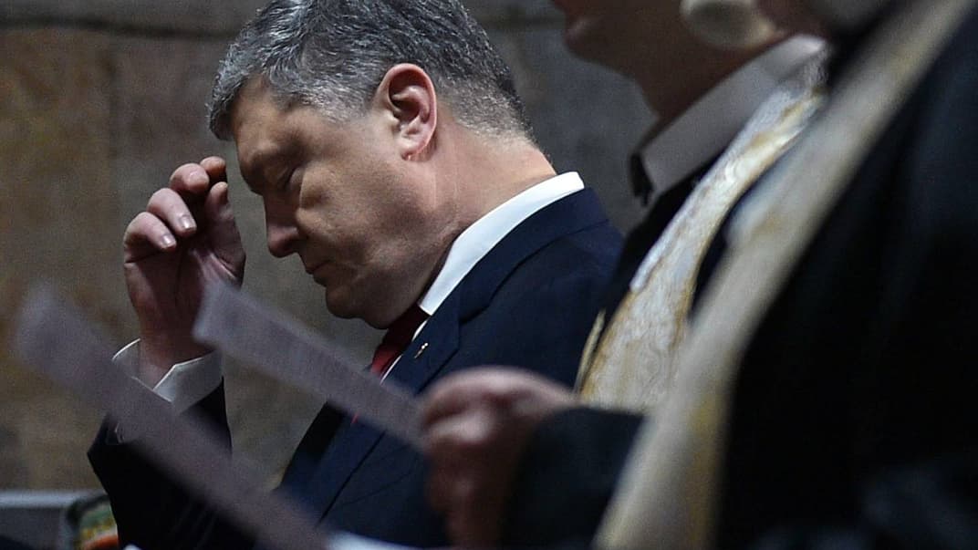 Зусиллями президента Порошенка доля українського православ'я із внутрішньоцерковного перетворилася на питання національної безпеки (на фото — Петро Порошенко під час візіиту у Литву, Вільнюс, 8 грудня 2017 року)