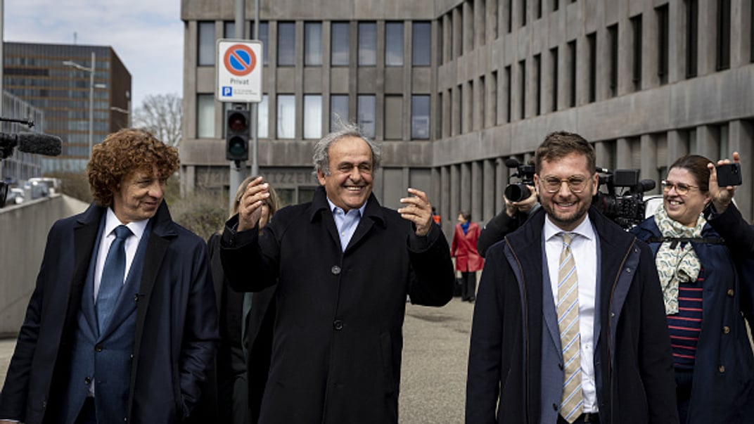 Колишній президент УЄФА Мішель Платіні після виходу з будівлі суду, 25 березня 2025 року Колишній президент УЄФА Мішель Платіні після виходу з будівлі суду, 25 березня 2025 року