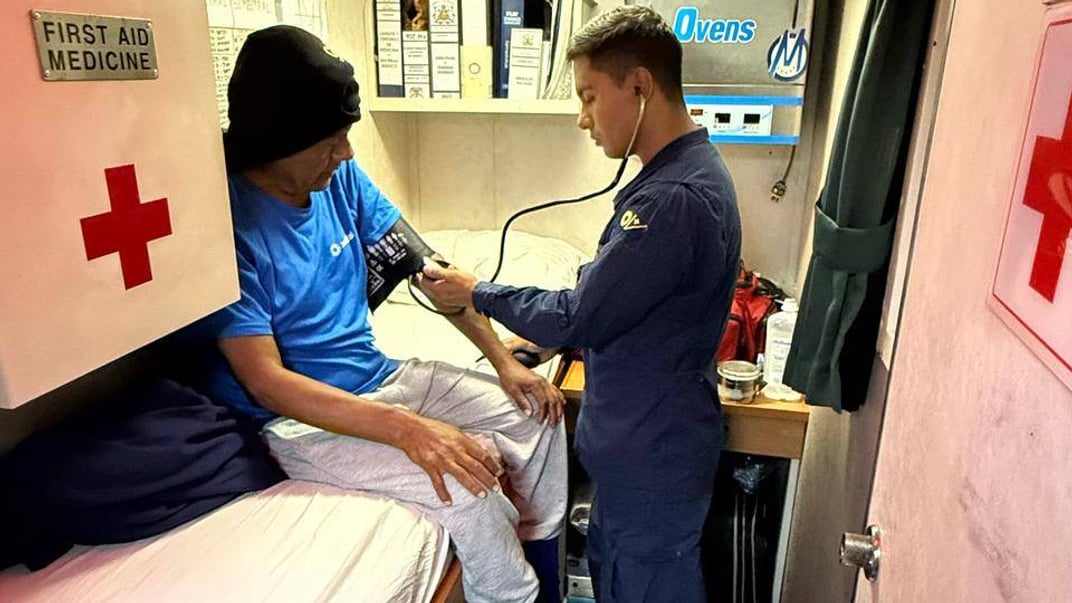 Врятований рибалка та медик