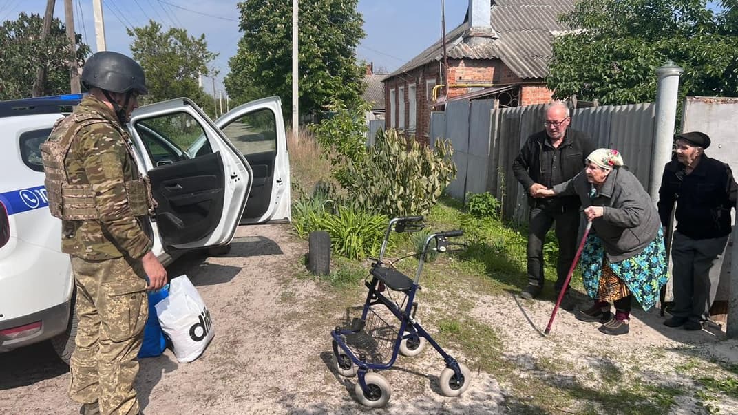 Правоохранители помогают эвакуироваться жителям населенных пунктов в Харьковской области на фоне усиления российских обстрелов