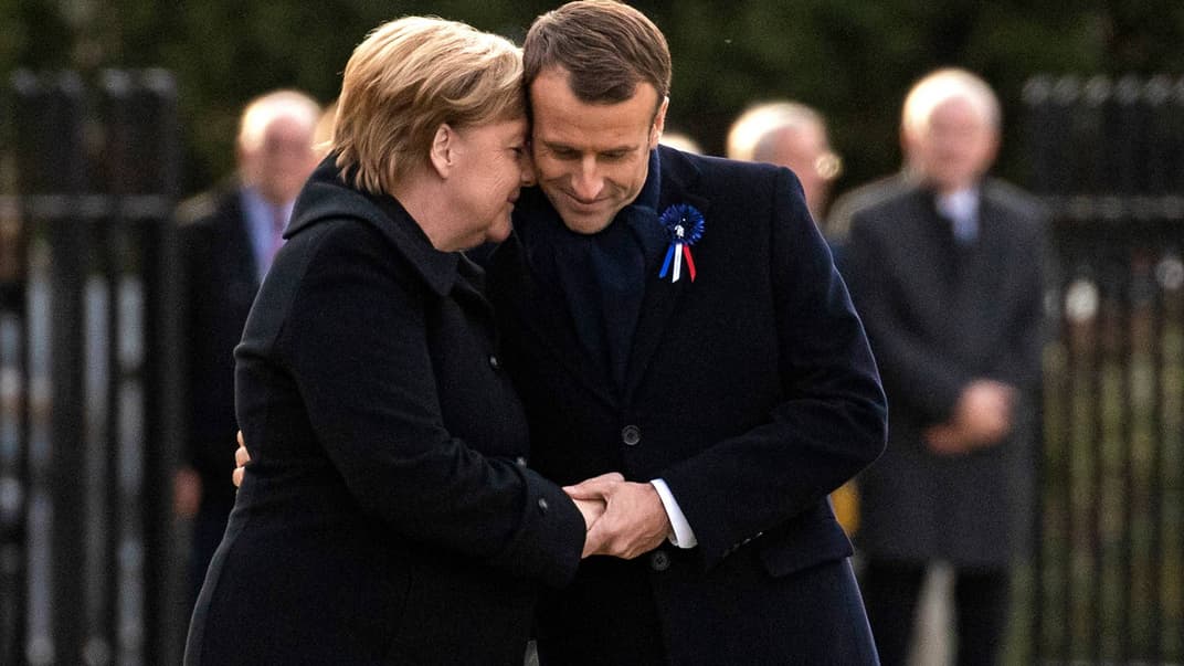 Президент Франції Еммануель Макрон та канцлерка Німеччини Ангела Меркель відкрили пам’ятний знак у місті Комп’єн до 100-річчя завершення Першої світової війни, 10 листопада 2018 року