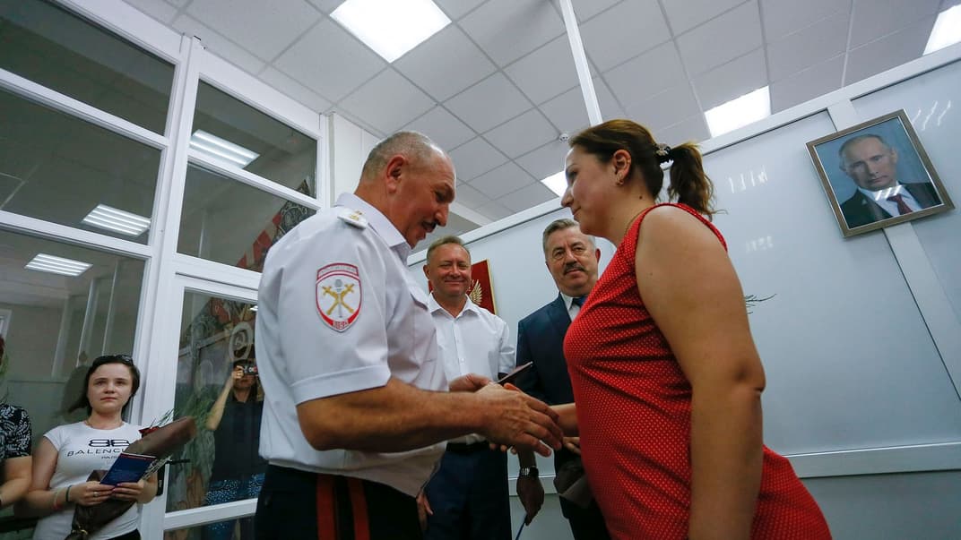 Мешканка самопроголошеної «ДНР» отримує російський паспорт в департаменті міграції при МВС Росії, Покровське, Ростовська область, 14 червня 2019 року