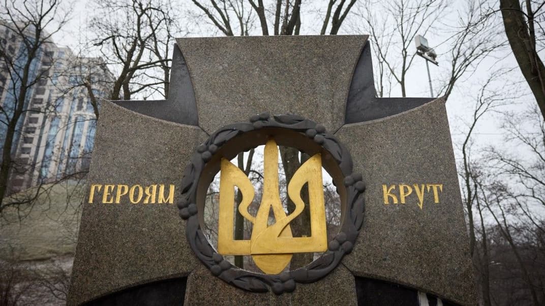 В Киеве состоялось возложение цветов к памятному кресту Героям Крут, 29 января 2023 года