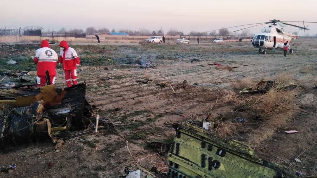 Фото з місця падіння літака Boeing-737 на околицях Тегерана, 8 січня 2020 року