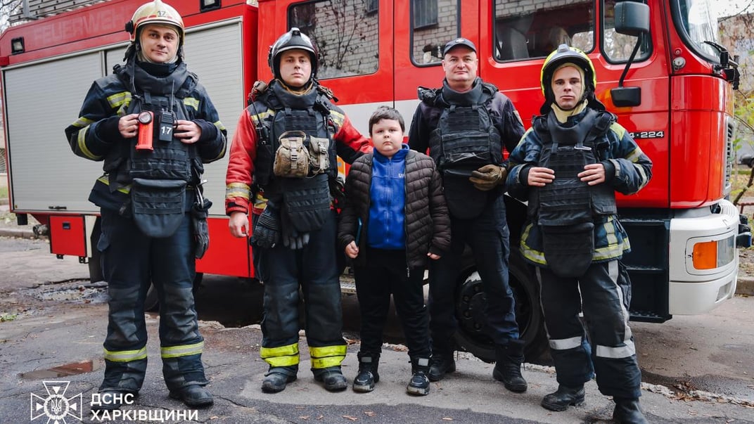 Восьмирічний Артем з Харкова з рятувальниками