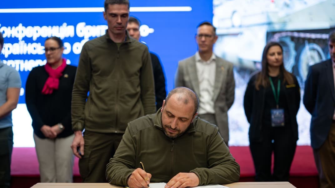 Міністр оборони України Рустем Умєров підписує угоду про співпрацю з Великою Британією