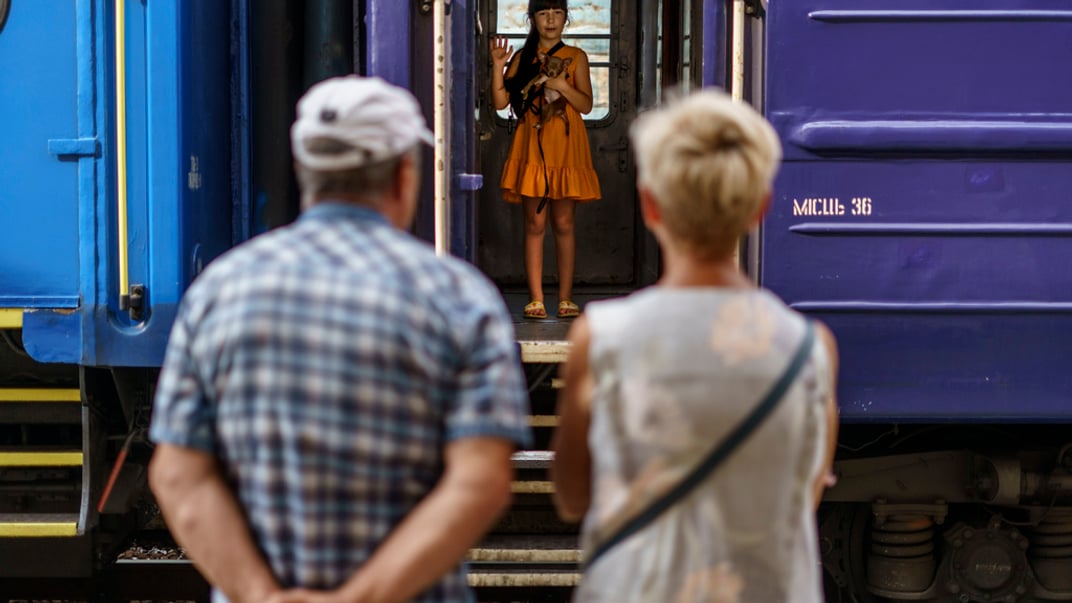 Ілюстративне фото. Дівчинка із песиком в руках прощається зі своїми дідусем та бабусею під час евакуації з Покровська на Донеччині, 2 серпня 2022 року