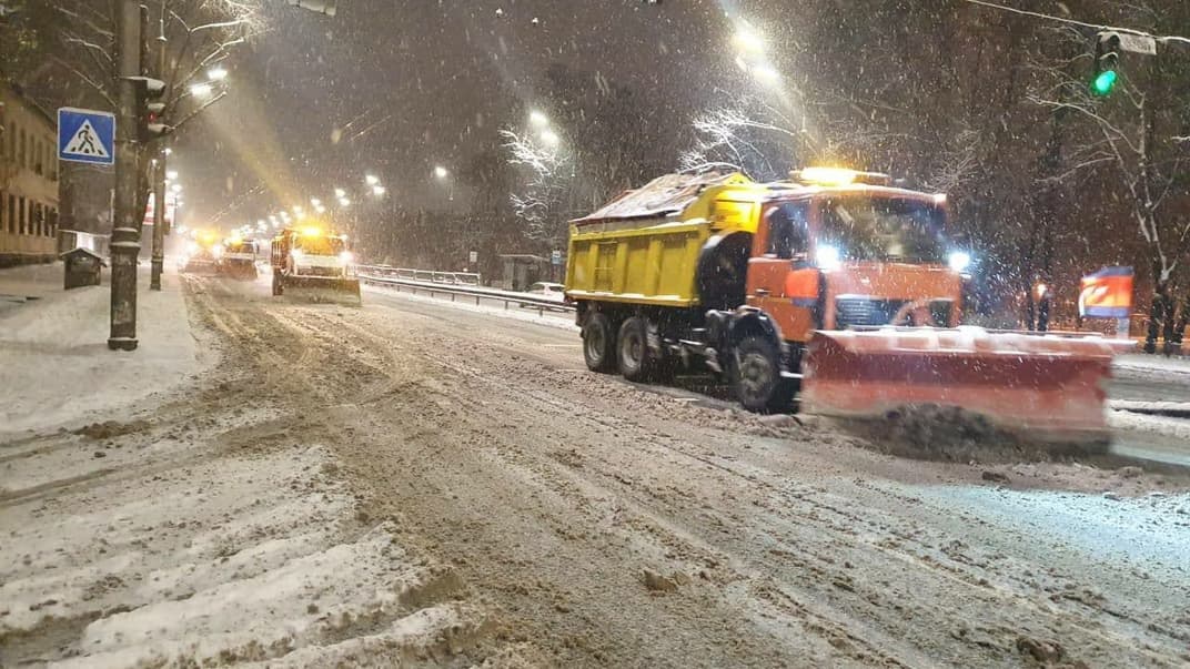 Комунальники у Києві розчищають дороги від снігу за допомогою спецтехніки, 14 січня 2020 рік