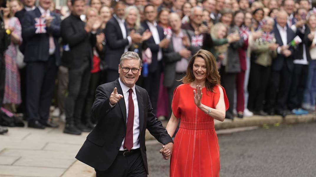 Новий прем’єр-міністр Великої Британії Кір Стармер та його дружина Вікторія прибувають на Даунінг-стріт у Лондоні, де розташована резиденція очільника британського уряду, 5 липня 2024 року