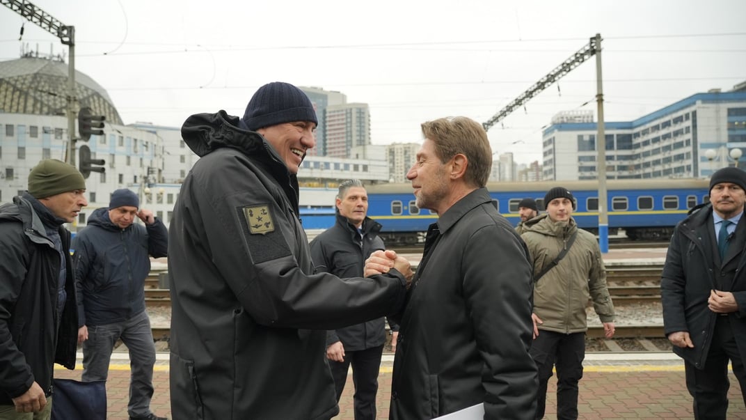 Министр обороны Италии Гвидо Крозетто (слева) на вокзале в Киеве, 16 января 2024 года