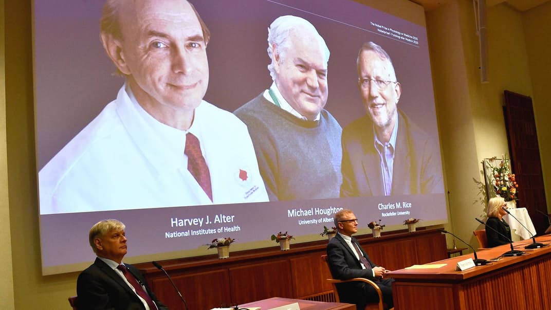 Секретарь Нобелевского комитета объявляет лауреатов Нобелевской премии по физиологии и медицине во время пресс-конференции в Стокгольме, Швеция, 5 октября 2020 года