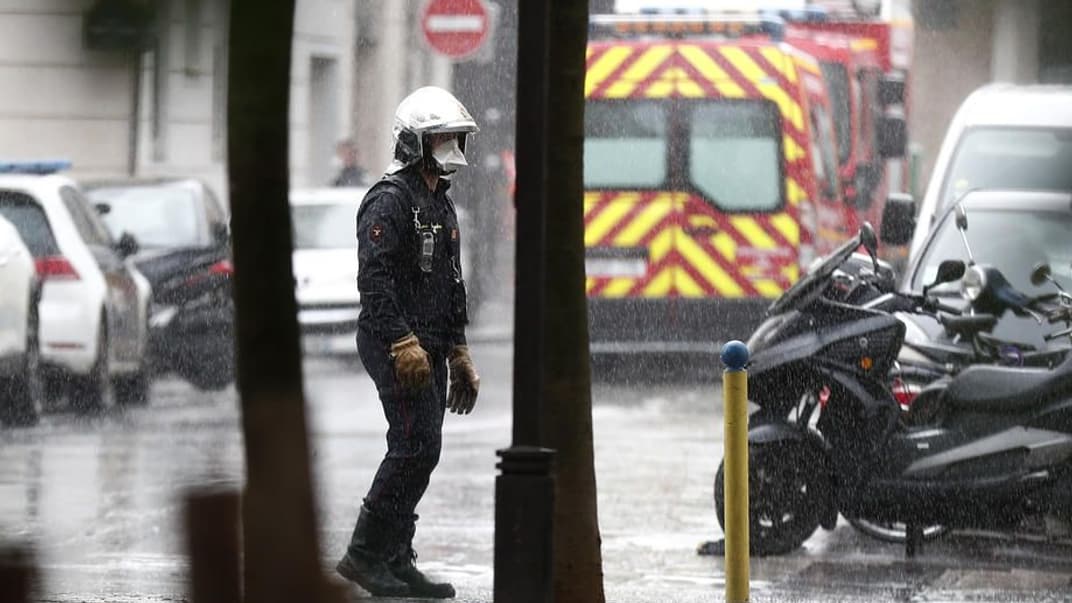 Французькі поліцейські та рятувальники чергують біля колишнього офісу видання Charlie Hebdo, де невідомий завдав ножових поранень двом людям. Париж, Франція, 25 вересня 2020 року