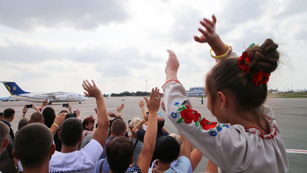 Родные встречают самолет, которым прибыли освобожденные из русского плена украинские моряки и политзаключенные, в международном аэропорту «Борисполь», Киев, 7 сентября 2019 года