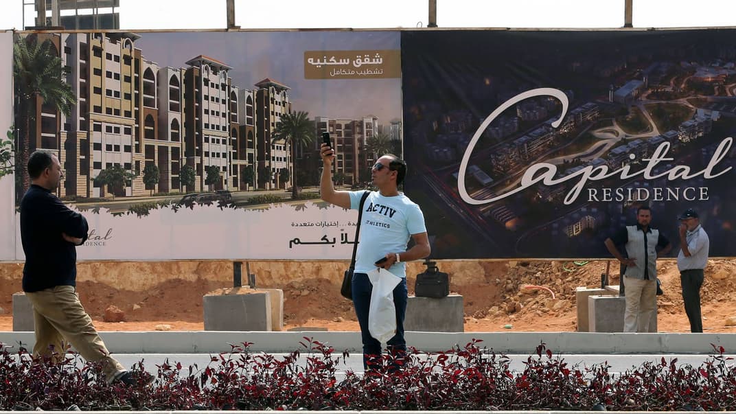 Чоловік фотографується біля рекламного банера на будівельному майданчику нової адміністративної столиці Єгипту, 45 кілометрів на схід від Каїра, 14 жовтня 2017 року